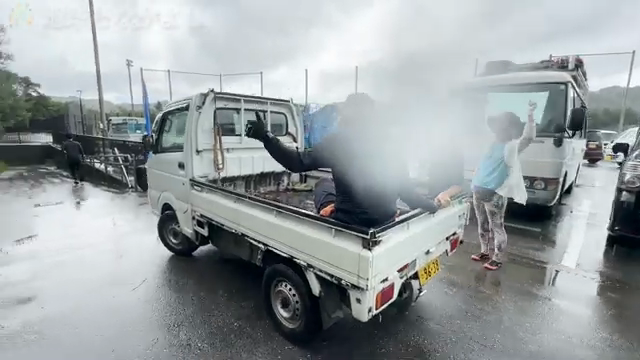 山積みのゴミとトラック